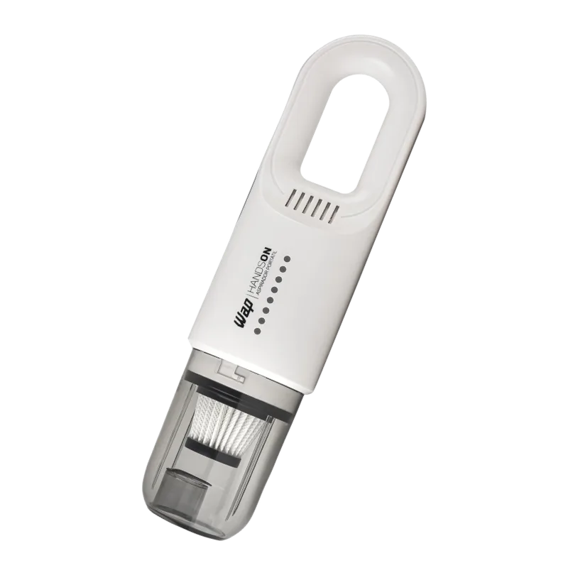 Aspirador de pó portátil compacto WAP Handson sugando farelos e sujeira de um teclado de computador em uma mesa de escritório. Aparelho ultraleve para limpezas rápidas do dia a dia. Confira hoje