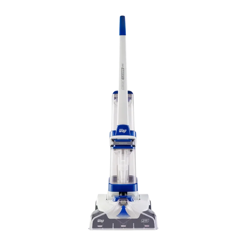 Extratora de sujeira vertical WAP Comfort Cleaner Pro branca e azul sobre um tapete felpudo de sala. Aparelho 2 em 1 com escova elétrica rotativa na base removendo cheiro de umidade e sujeira profunda. Confira hoje
