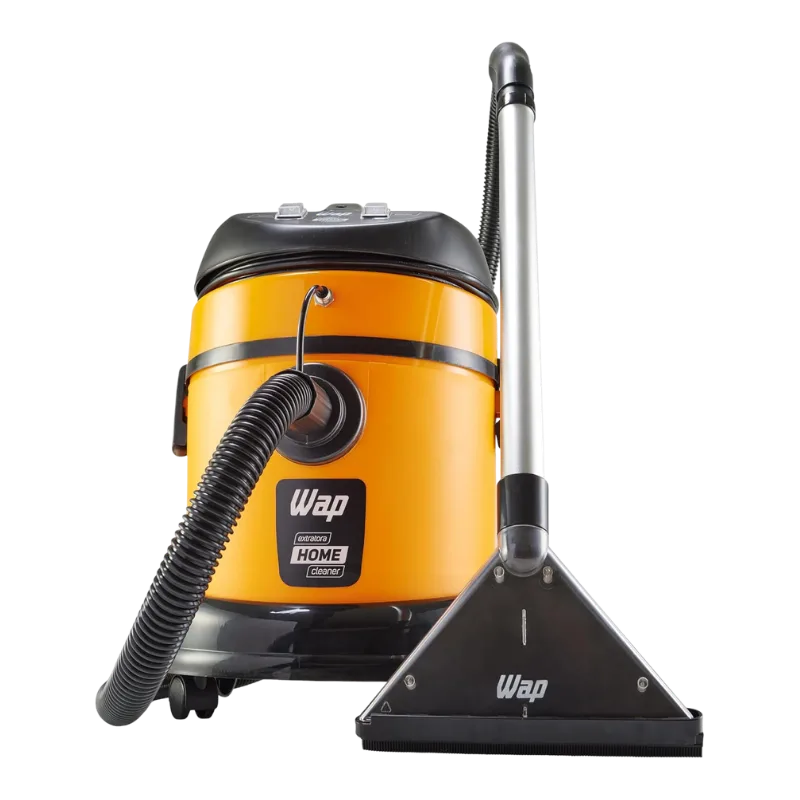 Extratora de sujeira WAP Home Cleaner laranja e cinza cercada por acessórios profissionais. Robusta máquina para lavar sofá encardido e grandes áreas de carpete em residências e comércios no Brasil. Confira hoje