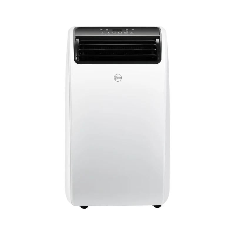 Ar-condicionado portátil Rheem de 12.000 BTUs refrigerando uma sala de estar que recebe luz solar, demonstrando a sua força bruta e eficiência térmica. Confira hoje