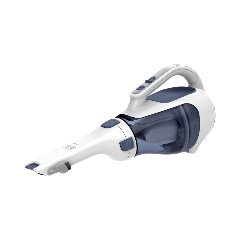 Mão segurando o aspirador de pó portátil Black Decker APB12000 sem fio aspirando areia e poeira do banco de um carro brasileiro. Mostra o bocal alongado alcançando as frestas do estofado automotivo. Confira hoje