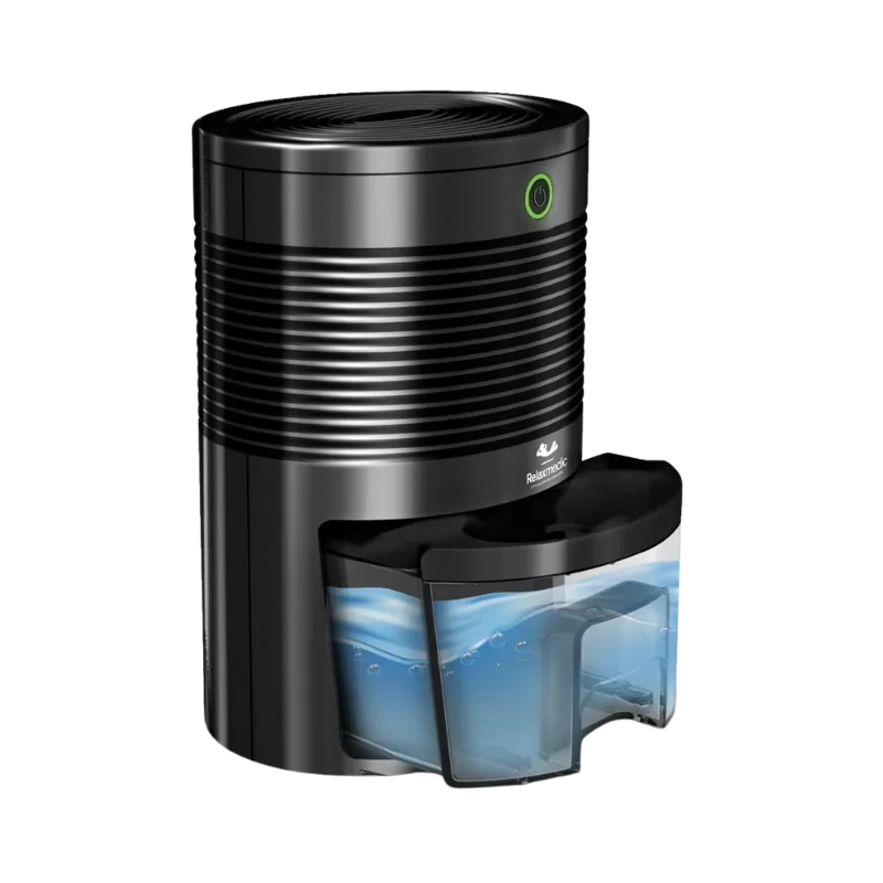 Desumidificador compacto Relaxmedic Drysec preto de 600ml posicionado dentro de um armário, protegendo sapatos e jaquetas de couro contra o mofo. Confira hoje