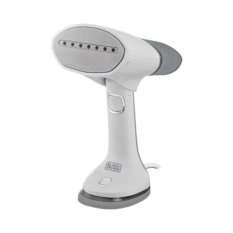 Passadeira a vapor BLACK+DECKER BDV3000 utilizando sua chapa de cerâmica quente para criar um vinco perfeito em uma calça de alfaiataria. Confira hoje