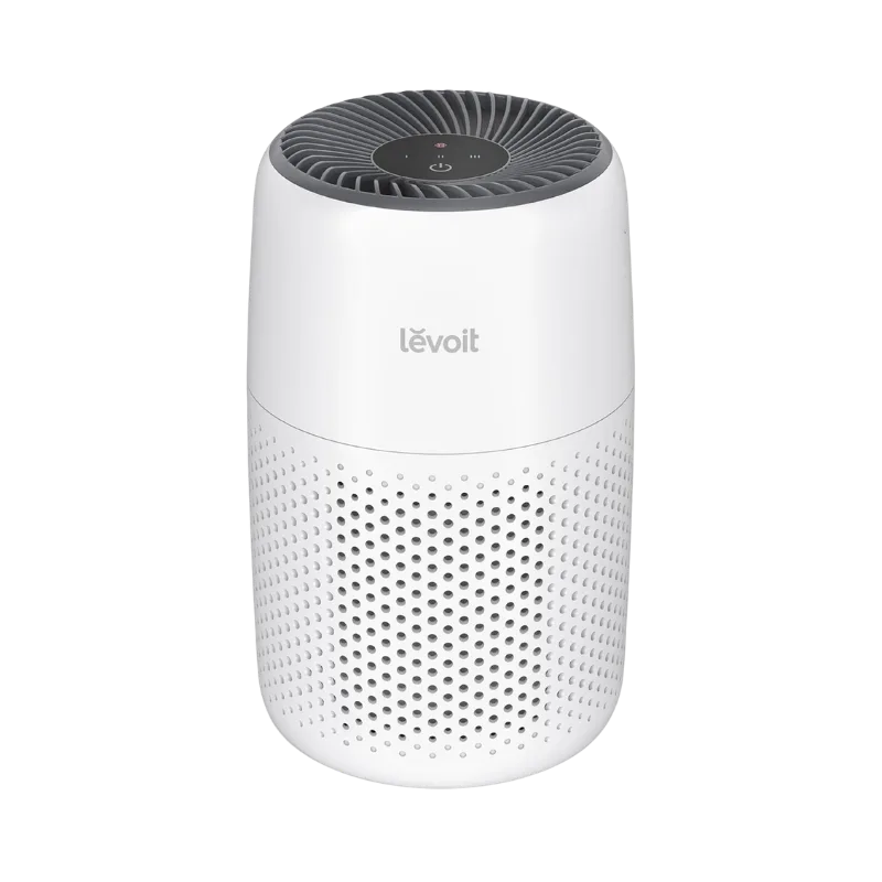 Purificador de ar premium Levoit Core branco com design cilíndrico de alta potência puxando partículas de poeira fina da sala de estar. Confira hoje