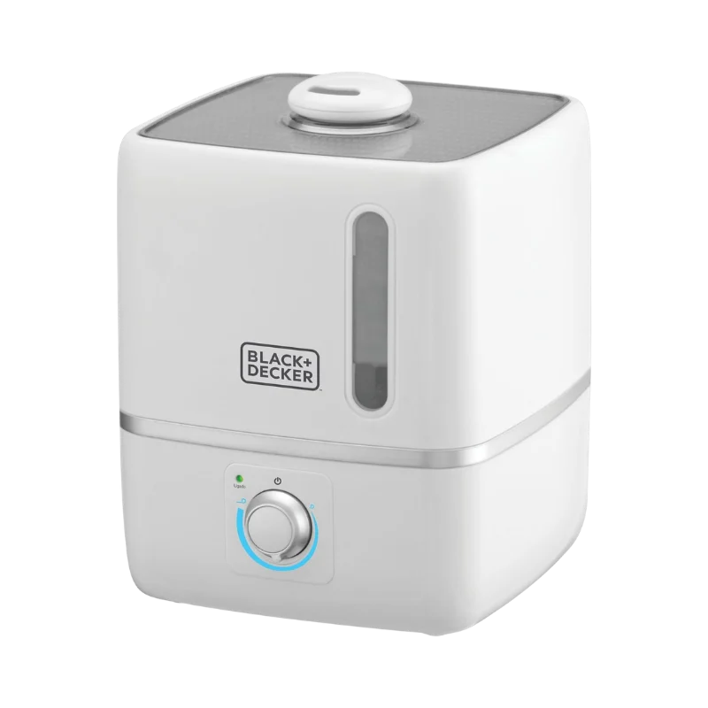 Umidificador Black+Decker AIR1000 bivolt soltando névoa fina em cima de uma mesa de cabeceira de madeira. Confira hoje