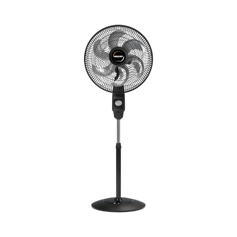 Ventilador de coluna Mallory Éolo compacto refrescando um pequeno escritório de home office. Confira hoje