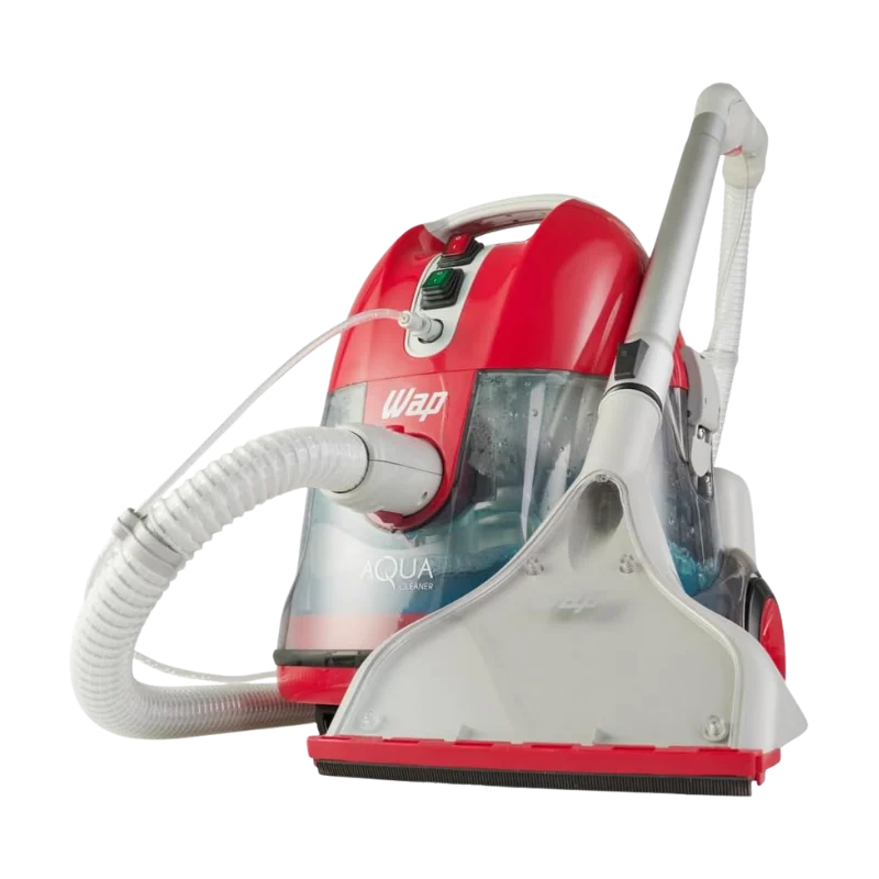Extratora de sujeira WAP Aqua Cleaner vermelha e cinza sobre piso frio de cerâmica. Mostra o bocal transparente de extração sugando água escura e encardida de um tapete de sala brasileiro. Confira hoje
